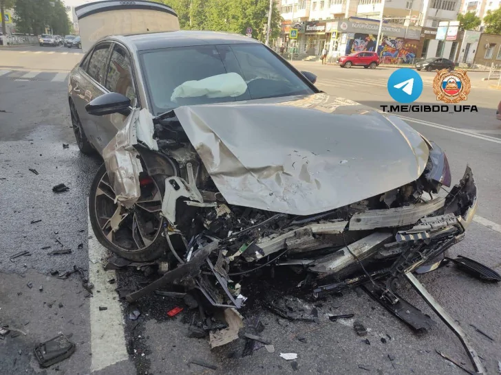 В результате ДТП в центре Уфы Audi A6 смяло, как консервную банку