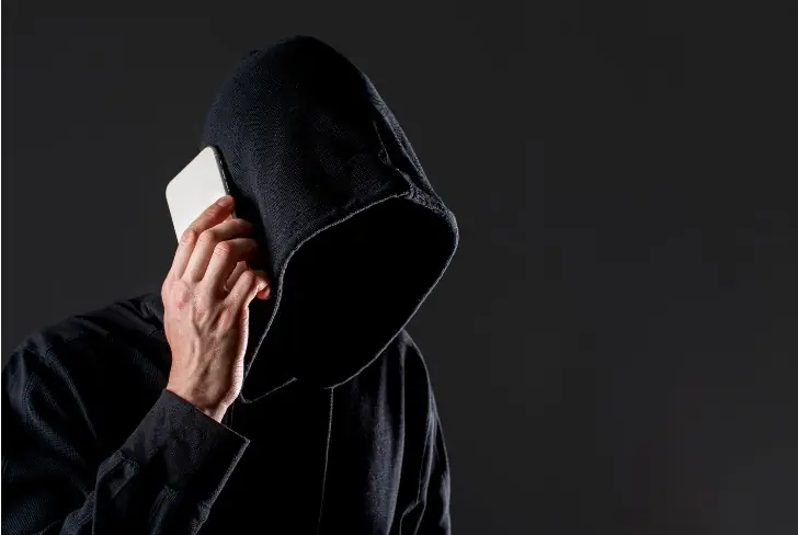 «Держите это в секрете»: как распознать мошенника в первые секунды звонка