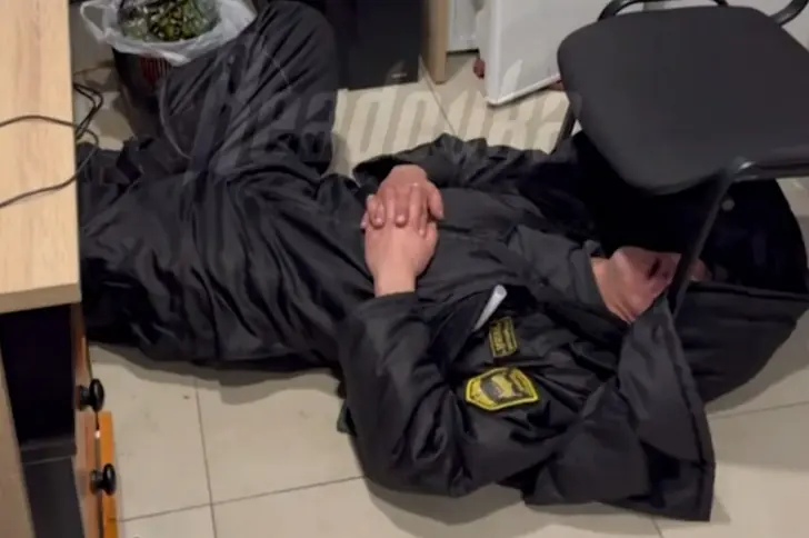 Жильцы «Крыловка Парк» требуют увольнения охранника, найденного спящим на полу