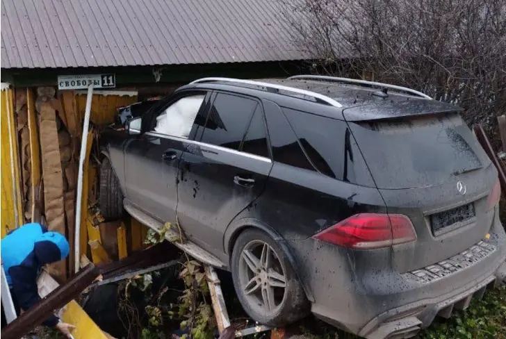 В Октябрьском пьяный водитель проломил стену дома: есть пострадавшие 