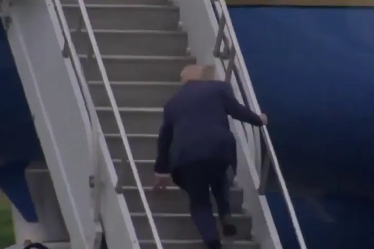 Трамп споткнулся на лестнице, хотя сам смеялся из-за этого над Байденом
