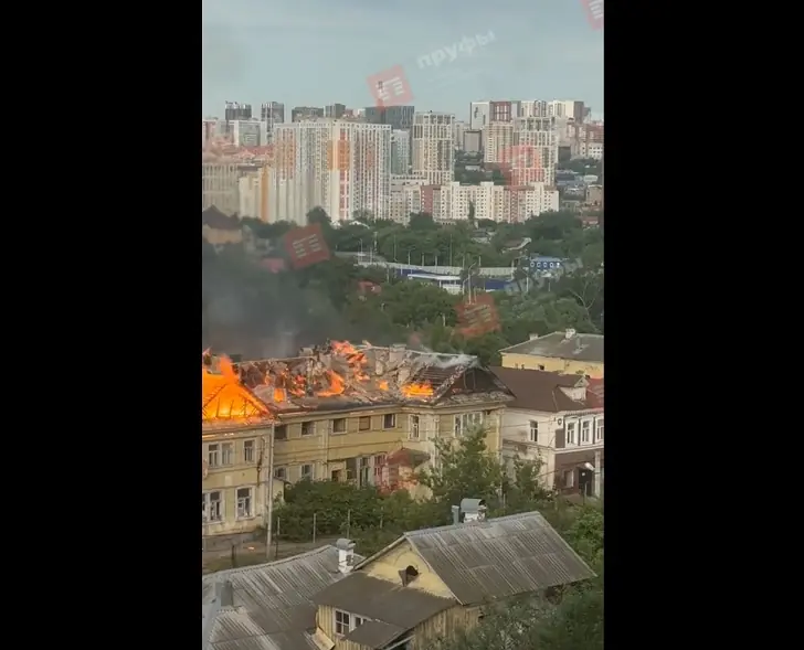 На улице Октябрьской революции в Уфе загорелся особняк