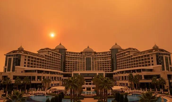 Российские туристы не собираются покидать отели горящей Аланьи — заявили в Турции