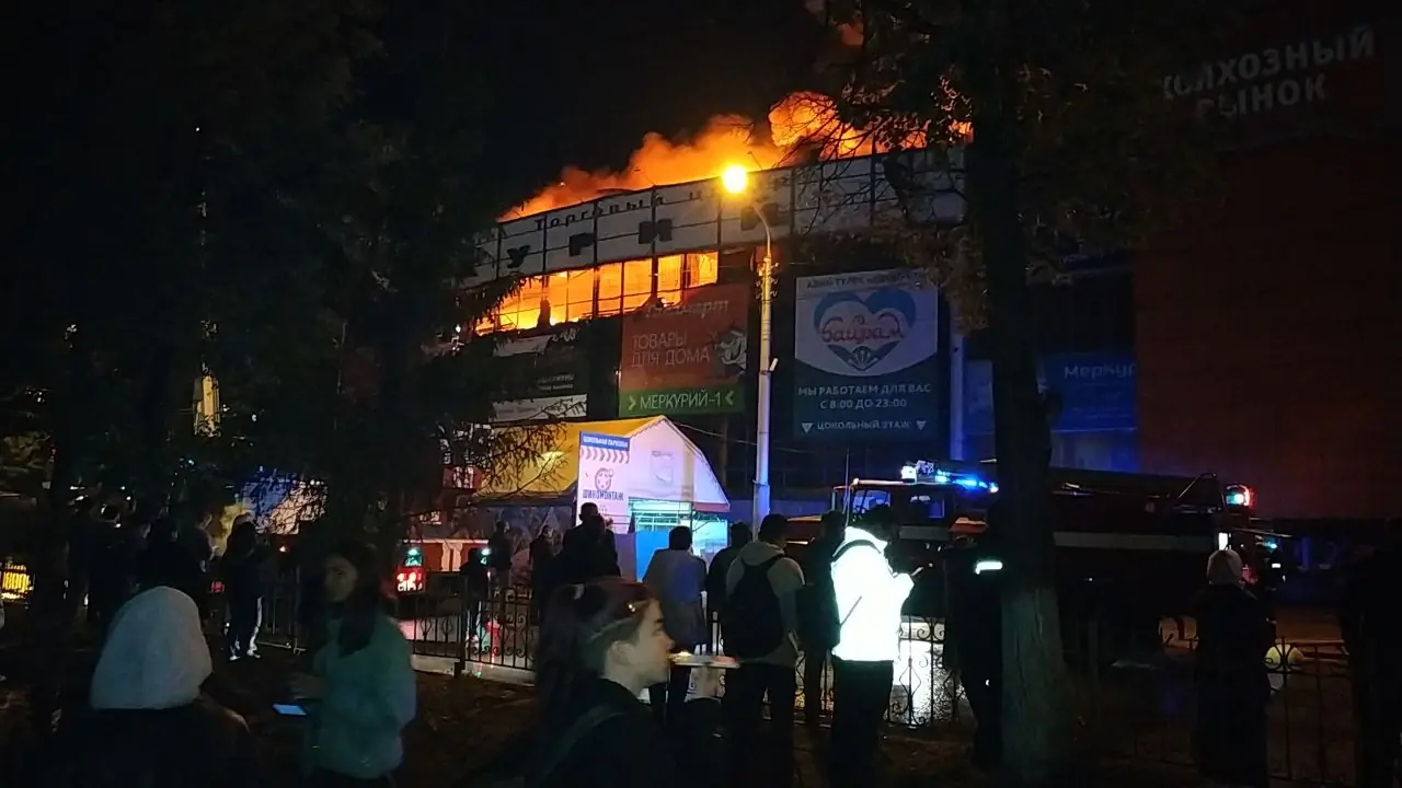 В Уфе горит «Колхозный рынок» — ТЦ «Меркурий». Фото и видео