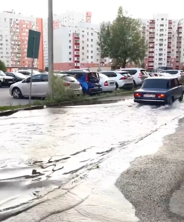 В Демском районе Уфы прорванная труба затопила весь двор
