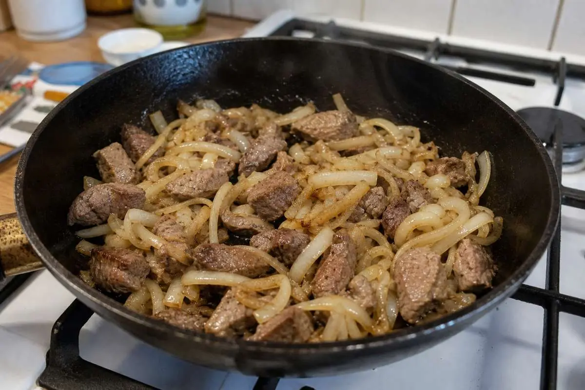 Что жарить первым — лук или мясо: специалисты дали четкий ответ