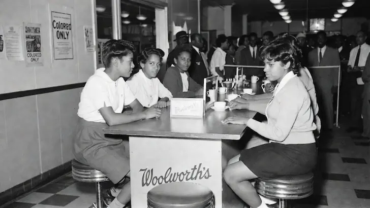 Четыре студента сели за стойку — и сломали сегрегацию Юга