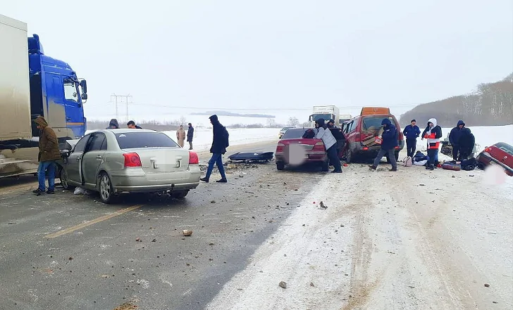 В Башкирии в массовой аварии с шестью машинами пострадали двое детей