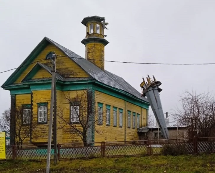 В Татарстане сильный ветер сорвал минарет со старинной сельской мечети