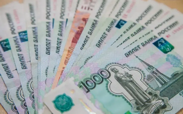 Названы отрасли экономики со средними зарплатами до 150 тысяч рублей в месяц