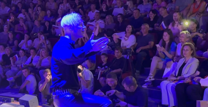 Певец SHAMAN помог россиянину сделать предложение руки и сердца