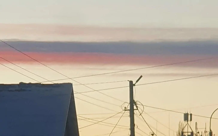 «Даже природа за Россию». В небе разглядели российский флаг и приняли это за знак