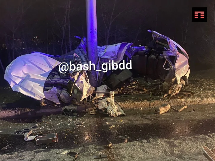 Машина пополам: в Уфе водитель без прав въехал в столб и погиб