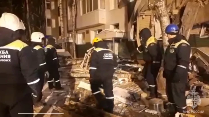 В Нижневартовске после взрыва газа спасатели не могут найти четырех детей 