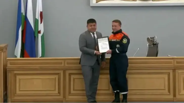 В мэрии Уфы наградили спасателя Романа Беляева 
