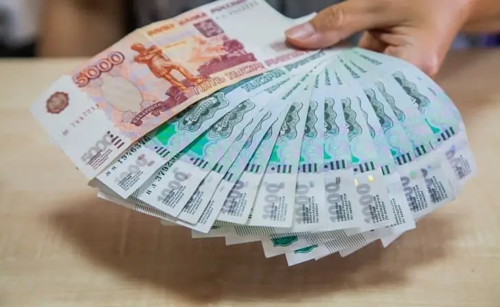 После встречи президентов на Аляске индекс Мосбиржи снизился на 2,64%