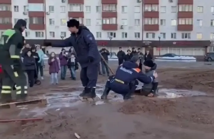 «Ноги переломаете»: дети застряли в трясине в центре Солнечногорска