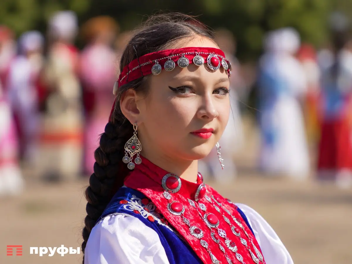 Гульнара, Гульназ и Гульсум: что означают женские имена на «гуль»