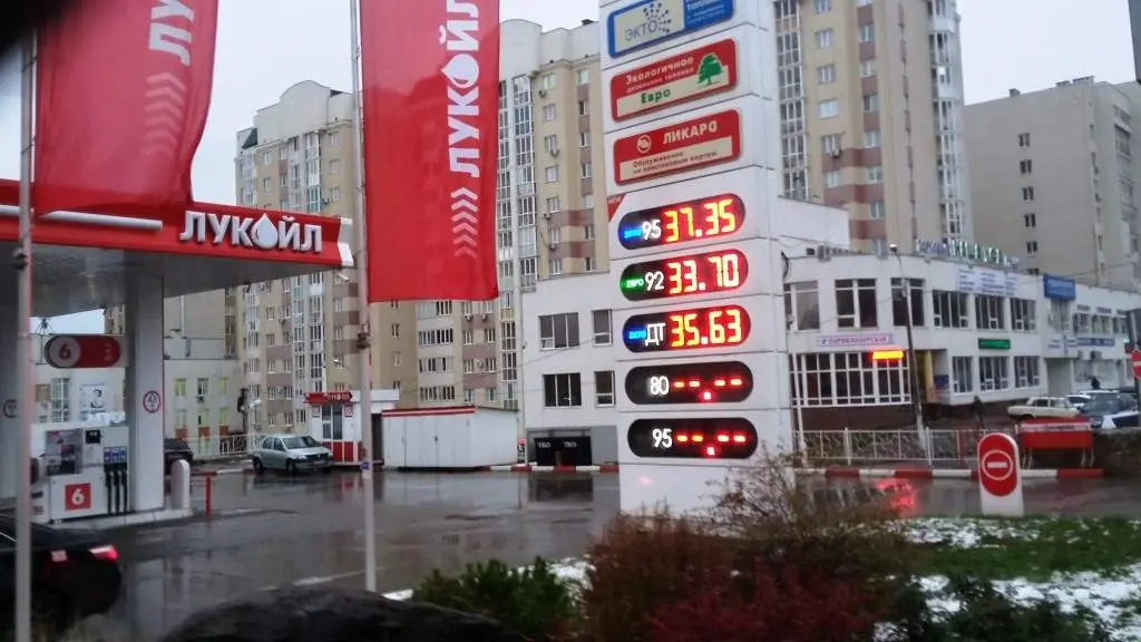 Как изменились правила на заправках в России: подробности 