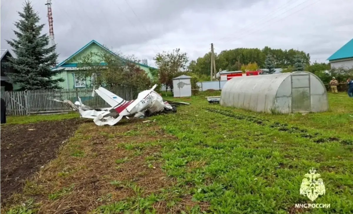 Самолет рухнул в огород в Татарстане: есть погибшие 