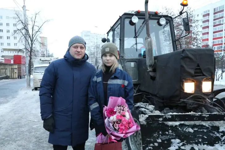 20-летняя девушка на тракторе расчищает улицы Уфы от снега. Мавлиев рассказал о ней
