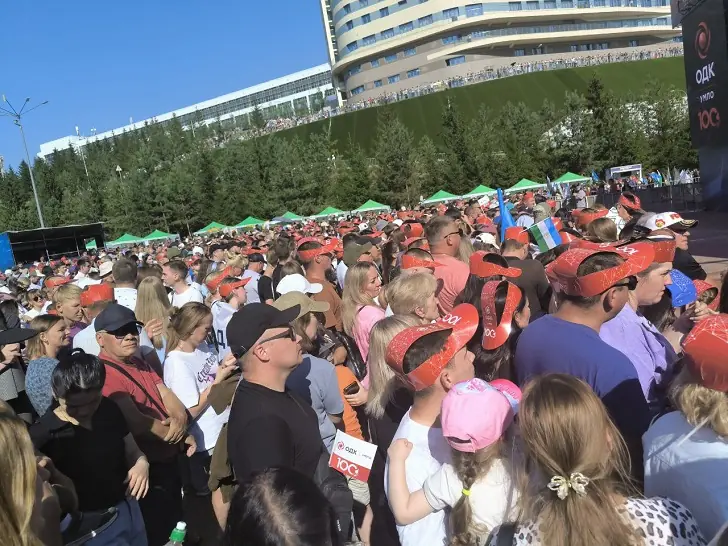 Истребители в небе, картонные кепки и новый сингл AY YOLA: Уфа отмечает 100-летие УМПО