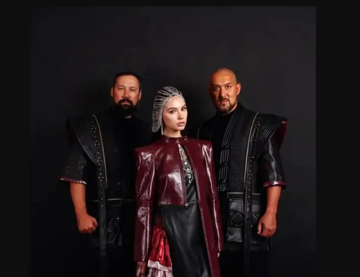 Сотни людей собрались посмотреть на AY YOLA на ПМЭФ