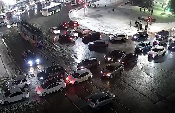 Сильнейшие пробки в 9 баллов сковали Уфу