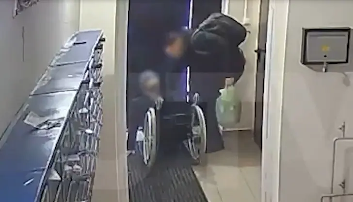 «Чудом обошлось»: в Уфе инвалид-колясочник упал и ударился головой у входа в подъезд