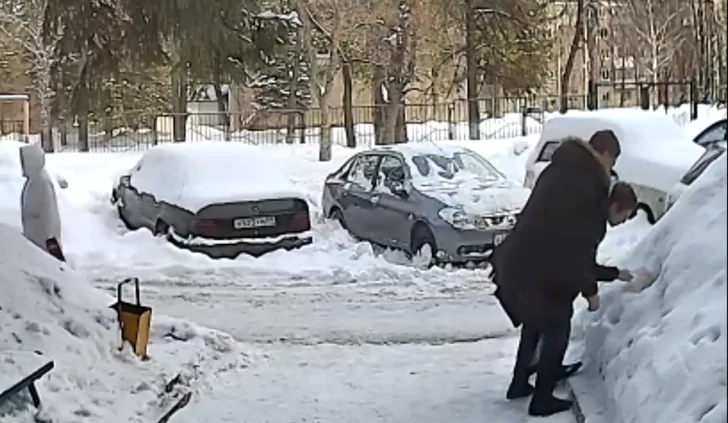 В Уфе искатели закладок устроили скандал во дворе дома