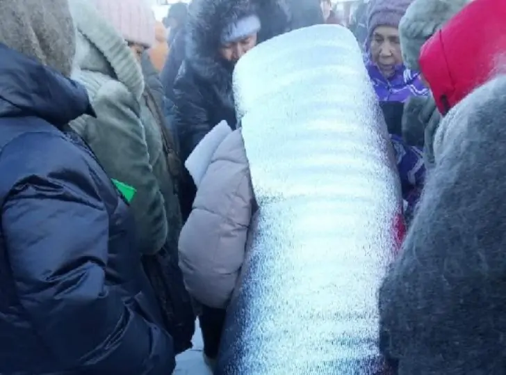 «Фольгоизолон в помощь»: поддерживающие Алсынова* старушки коченели от холода у здания суда 
