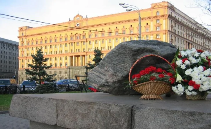 Соловецкий камень перенести, «Последние адреса» упразднить – глава СПЧ