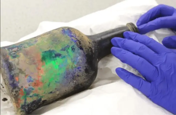 Неожиданная находка: в Англии обнаружили «ведьмину бутылку» с вонючим содержимым