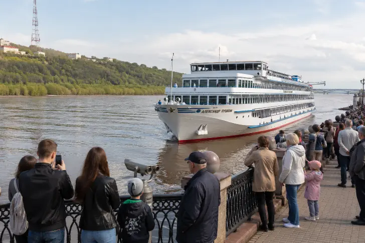 Большая вода и большие теплоходы: зачем уфимцы каждую весну идут к Белой