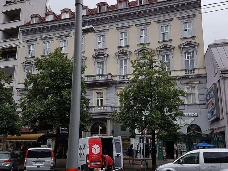 Улица с домами Грюндерцайт (типичная венская улица).jpg