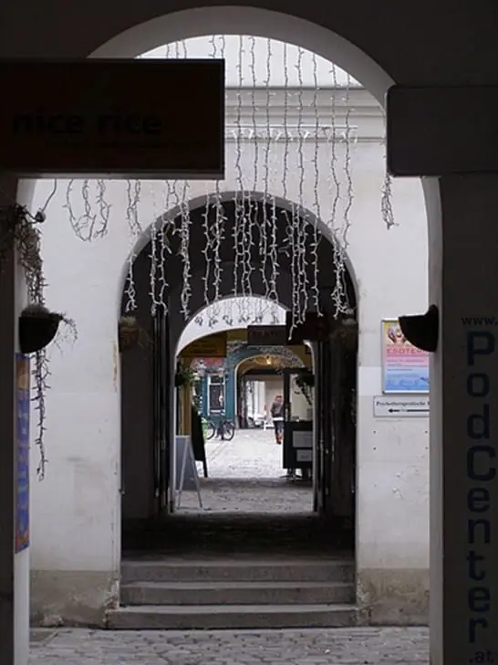 Типичный венский дворик (Innenhof).jpg