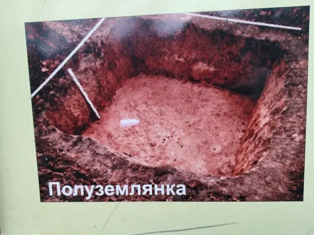 Полуземлянки в городе расположены прямыми квадратами / Фото со стенда