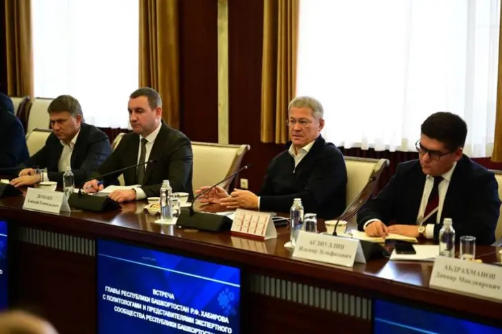 первое публичное появление Ильмира Аглиуллина рядом с Хабировым на встрече с политологами в октябре 2025 года, ещё не правая рука, но уже ближе Абдрахманова