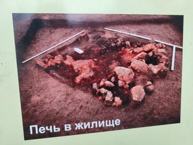 Примерно так выглядели полуземлянки / Фото со стенда