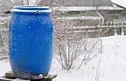 Как сохранить бочку с водой от разрыва зимой: один простой прием от опытных садоводов