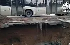 Двери открываются, а внизу – дыра: в Уфе асфальт провалился у остановки