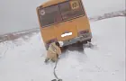 В Башкирии автобус с детьми застрял на два часа из-за заснеженной дороги