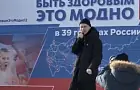 «Разогрел моржей»: на выступлении SHAMANа десятки людей облили себя водой в мороз