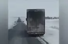 Вертолет приземлился на трассу, чтобы узнать дорогу