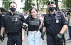 «Сейчас все защищаем профессию»: в Москве задерживают журналистов, вышедших в защиту Сафронова