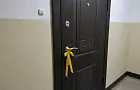 Желтая лента на ручке двери: что она обозначает и зачем ее вешают