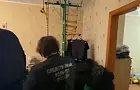 «Откройте, пожалуйста, у нас папа... Мужу плохо». Появилось видео, где жена убийцы двоих детей просит помощи у соседей