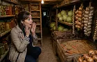Француженка приехала в русскую деревню и обомлела от того, как у нас хранят овощи на зиму