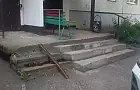 Пенсионеры и инвалиды одного уфимского дома не могут спускаться по разрушенной лестнице