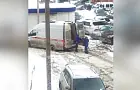 В Уфе во дворе застряла машина скорой помощи: пострадавшего несли на носилках по сугробам 